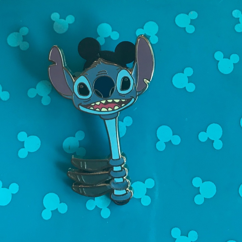 LR Stitch Museum of Pin-Tiquities Key Pin - Picture 1 of 2